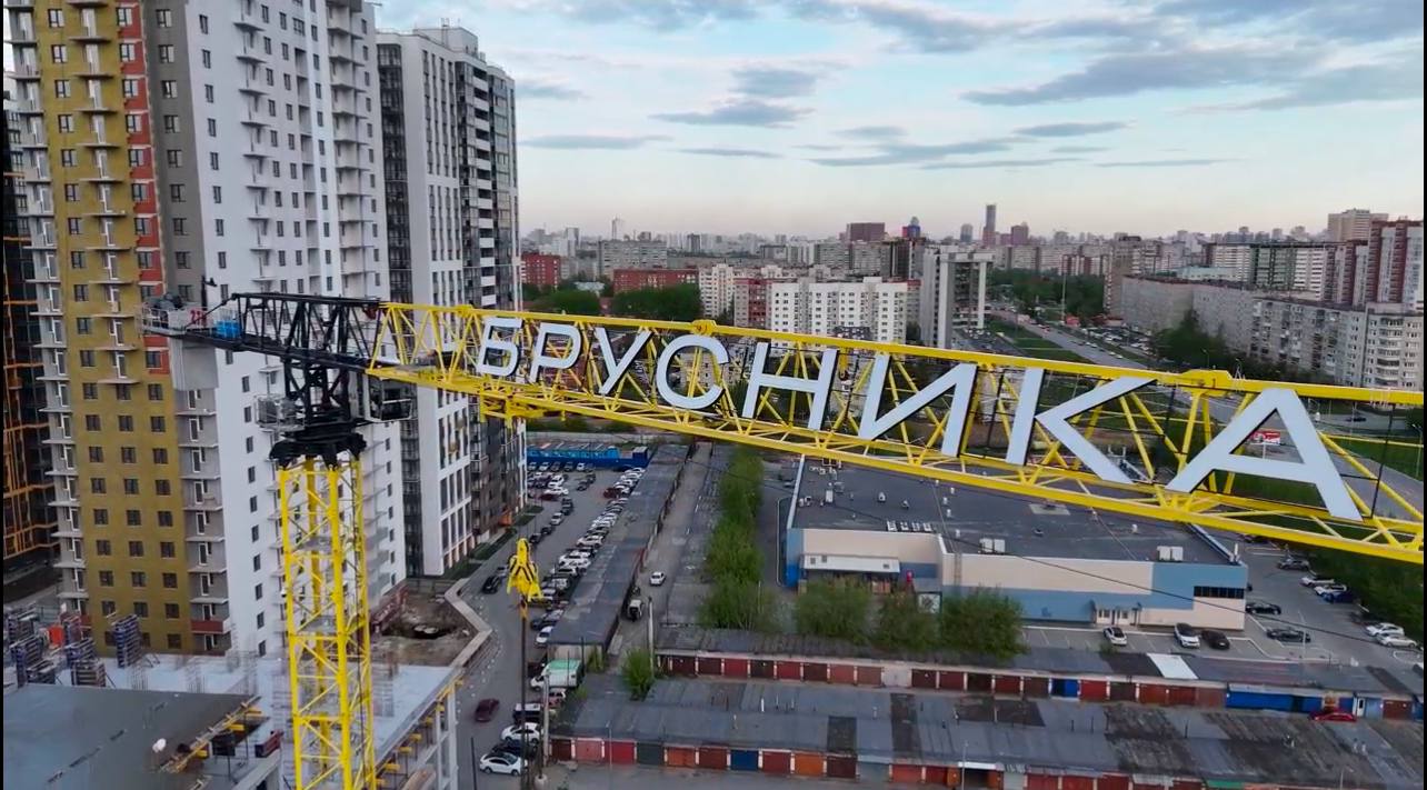 Световые буквы на башенном кране